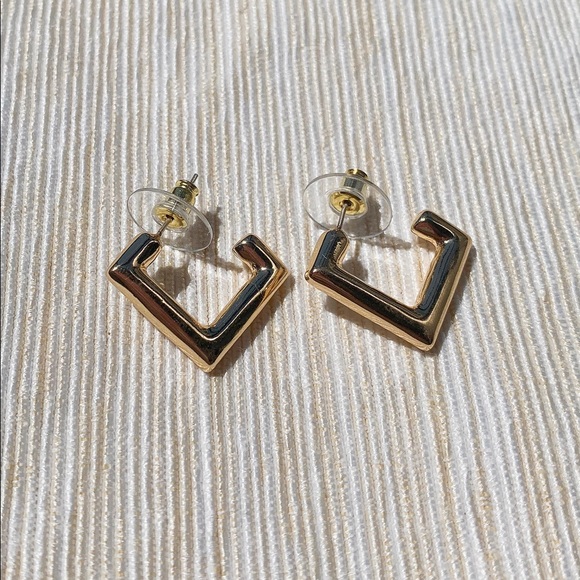 LAST ONE! 18K Gold Plated L Shaped Hoop Earrings - Picture 4 of 4